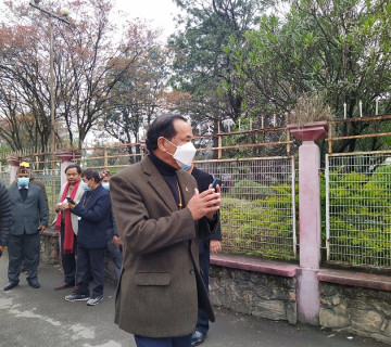 थापा र लिङ्देन भाेट माग्न व्यस्त, केहीबेरमा मतदान